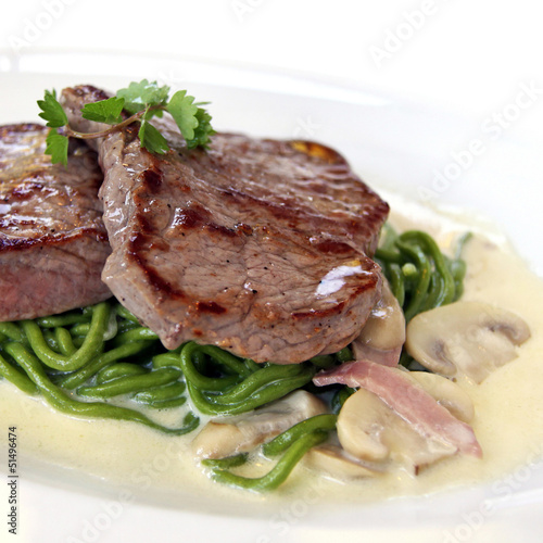 Photo: kalbsteaks mit grünen nudeln und sahnesauce kalbsteaks mit grünen nudeln und sahnesauce