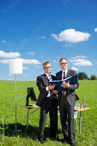 Photo: geschäftsleute arbeiten draußen geschäftsleute arbeiten draußen