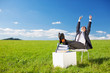 manager streckt entspannt die arme