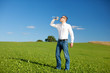 mann trinkt mineralwasser