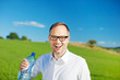 lachender mit mit wasserflasche