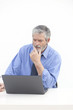 Foto: guy,lire e-mail,pensif guy,lire e-mail,pensif