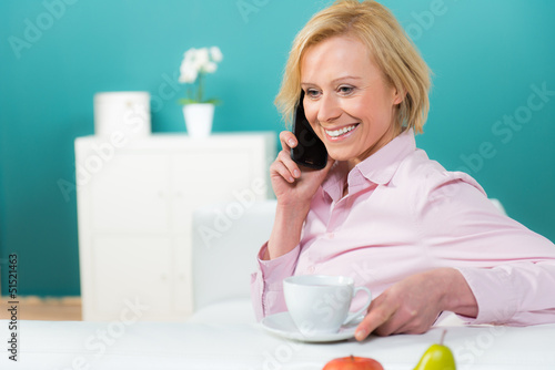 Photo: frau telefoniert entspannt mit dem handy frau telefoniert entspannt mit dem handy