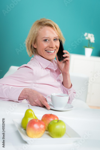 Photo: glückliche frau telefoniert glückliche frau telefoniert
