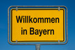 Ortsschild mit blauem Himmel WILLKOMMEN IN BAYERN