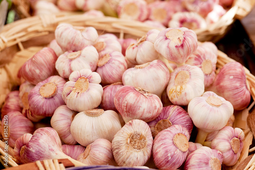 Photo: Weißer und rosa Knoblauch Garlic in einem Korb Weißer und rosa Knoblauch Garlic in einem Korb