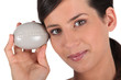 Foto: Woman holding large pebble Woman holding large pebble