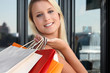 Foto: a blonde woman doing shopping a blonde woman doing shopping