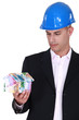 Foto: Architect holding house made from euro bank notes Architect holding house made from euro bank notes