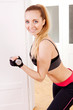 junge frau macht fitness mit gewichten hanteln