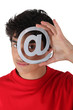 Foto: Man holding metallic at symbol Man holding metallic at symbol