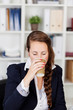 frau trinkt kaffee im büro