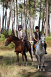 Foto: man and woman riding horses man and woman riding horses