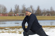 Foto: Athlete executes a variety of exercises at stadium Athlete executes a variety of exercises at stadium