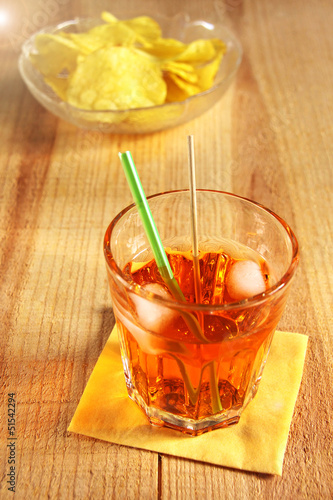 Photo: apéro, aperol spritz und kartoffelchips apéro, aperol spritz und kartoffelchips