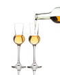Zwei Gläser Schnaps werden gefüllt