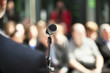 Foto: microphone in focus against blurred audience microphone in focus against blurred audience