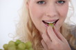 Foto: Woman eating green grapes Woman eating green grapes