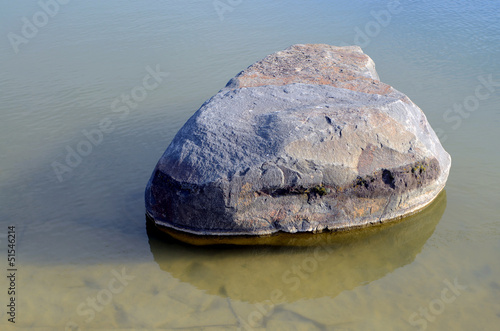 Photo: Большой камень в водоеме Большой камень в водоеме