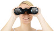 Junge Frau schaut durch Fernglas