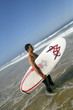 Foto: Man going surfing Man going surfing