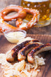 Foto: Gegrillte Würstchen mit Sauerkraut Gegrillte Würstchen mit Sauerkraut