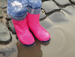 Gummistiefel in Pfütze