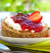 Frisches Vollkornbrot mit Erdbeermarmelade. 