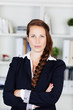 starke junge frau am arbeitsplatz