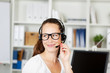 lächelnde mitarbeiterin telefoniert mit headset