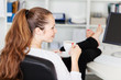 frau nimmt kurze auszeit im büro