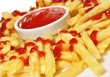 Aperitivo de patatas con ketchup.