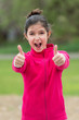 Photo: Fillette et signe OK Fillette et signe OK