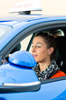 Junge Frau in einem Fahrschulauto