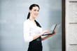 Foto: junge Frau mit Laptop junge Frau mit Laptop