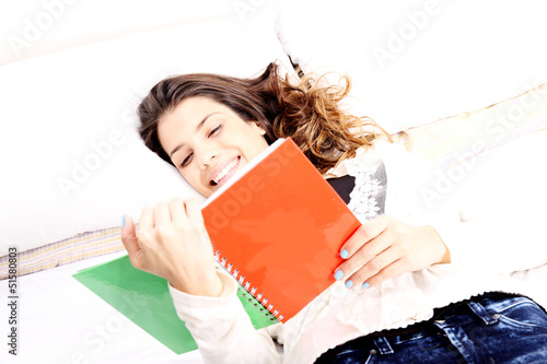 Photo: Im Bett lesen Im Bett lesen