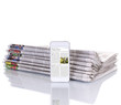 Stapel Zeitungen mit E-Paper Smartphone