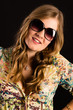 Junge Frau mit Sonnenbrille