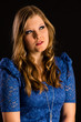 Junge Frau in blauem Kleid