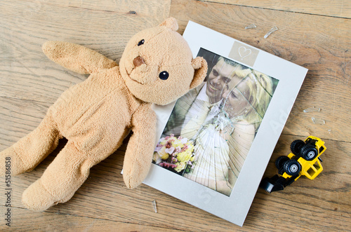 Photo: Broken photo frame of married couple, divorce concept Broken photo frame of married couple, divorce concept