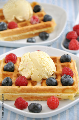 Photo: Waffeln mit Eiscreme und Beeren Waffeln mit Eiscreme und Beeren