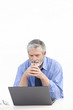 Foto: guy,portable,lire e-mail,soucieux guy,portable,lire e-mail,soucieux
