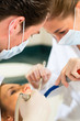 Photo: Patientin bei Zahnarzt - Behandlung mit Bohren Patientin bei Zahnarzt - Behandlung mit Bohren