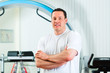 Physiotherapeut in seiner Praxis