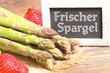 Frischer Spargel mit Schild
