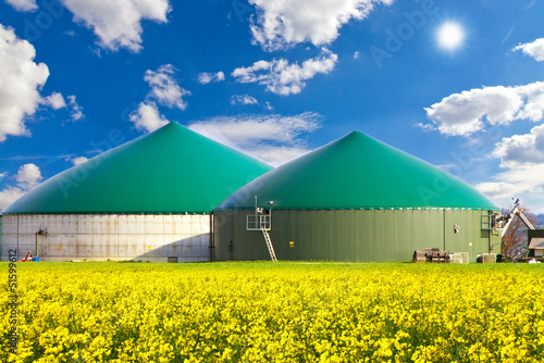 Photo: Biogasanlage im Rapsfeld Biogasanlage im Rapsfeld