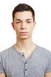 Frontales Portrait von einem jungen Mann
