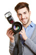 Fotograf mit professioneller Kamera und Blitz