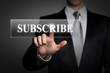 Foto: businessman pressing touchscreen button - subscribe businessman pressing touchscreen button - subscribe