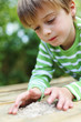 kleiner junge spielt im garten